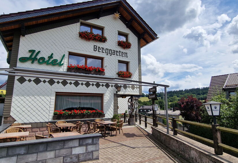 Hotel Berggarten mit Sitzmöglichkeiten im Aussenbereich