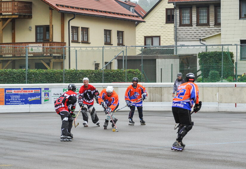 Eishockeyspieler auf der Natureisfläche im Eisstadion Brotterode