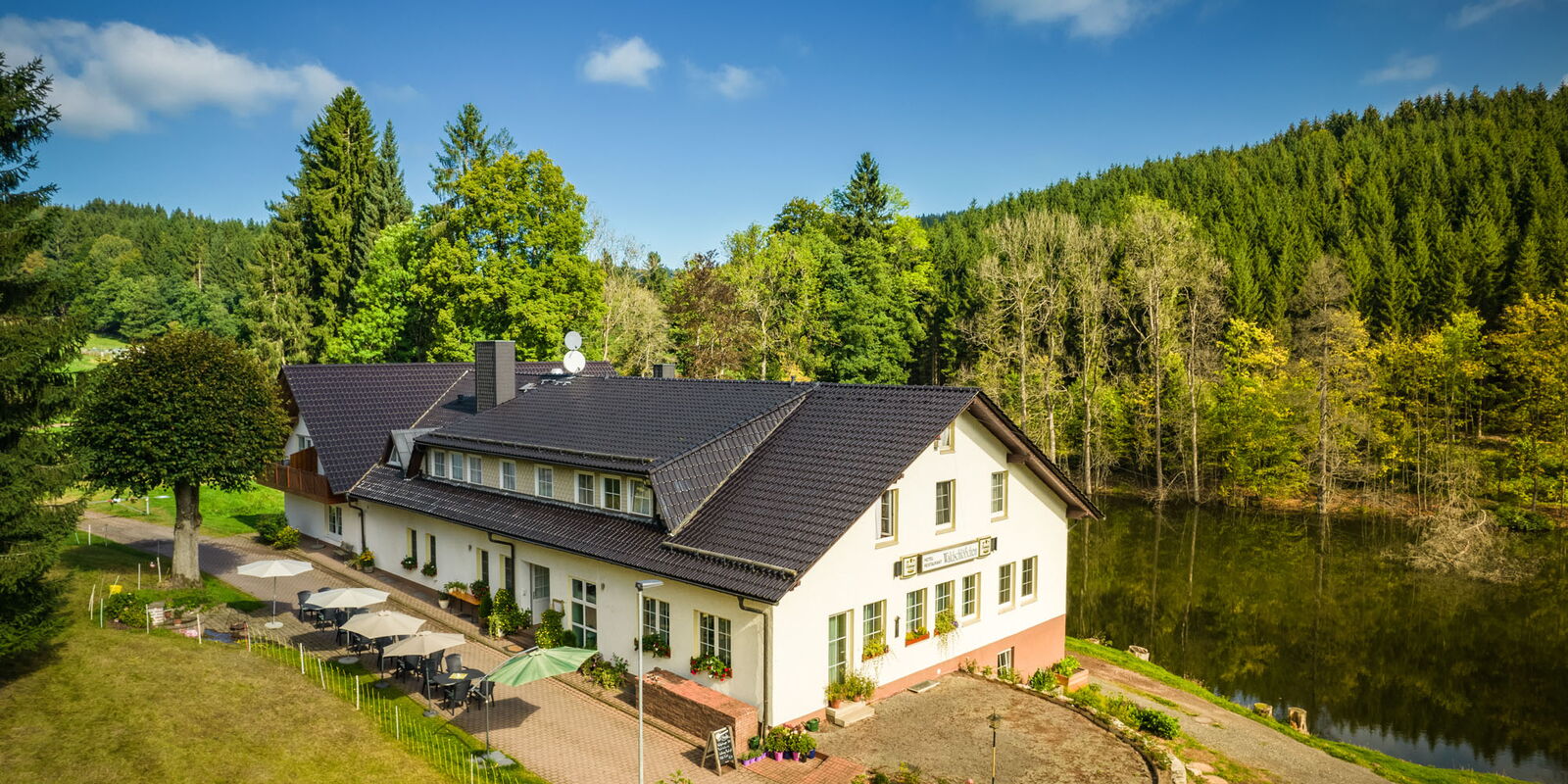 Hotel mit Teichen und Wald