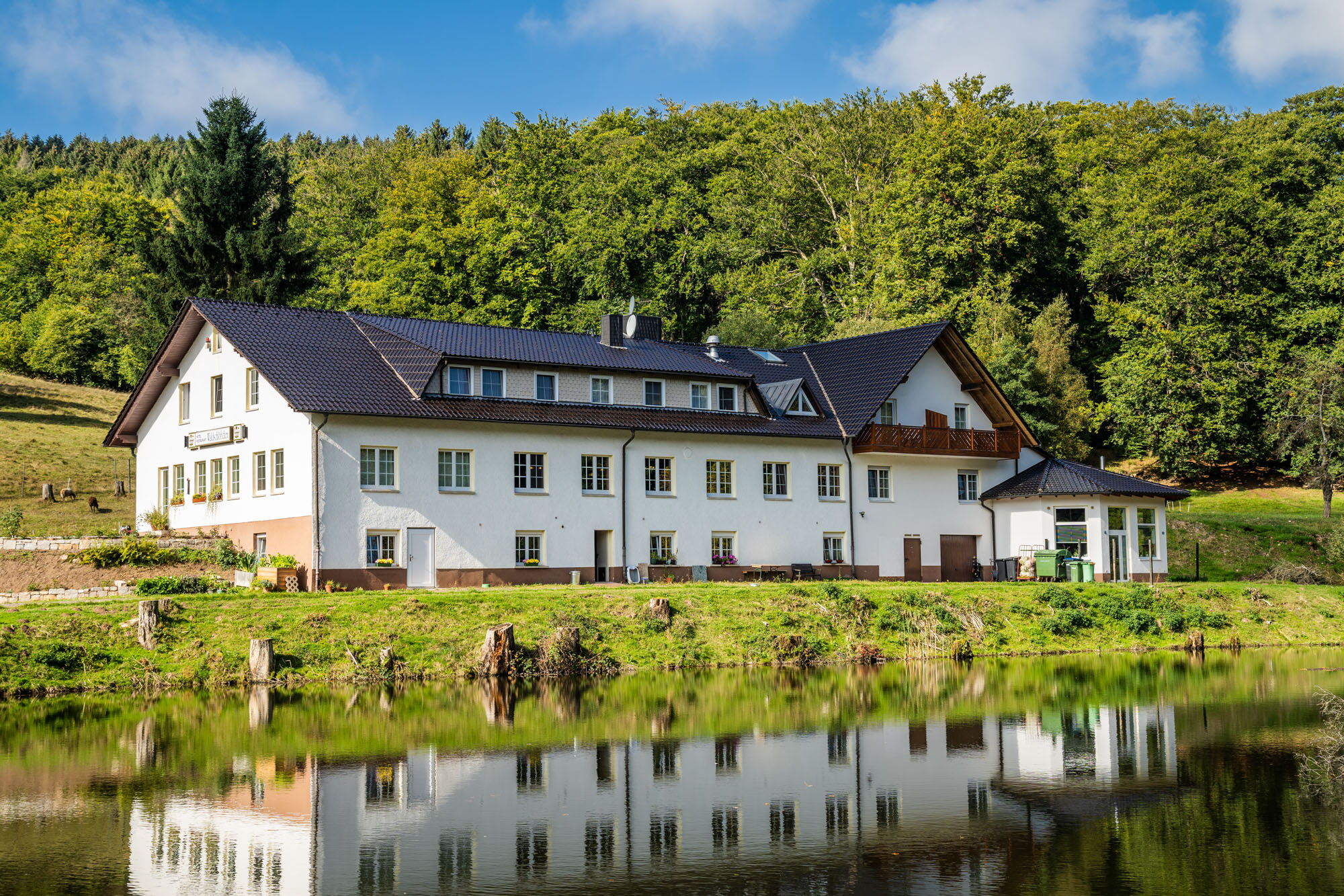 Hotel mit Teich und Wald