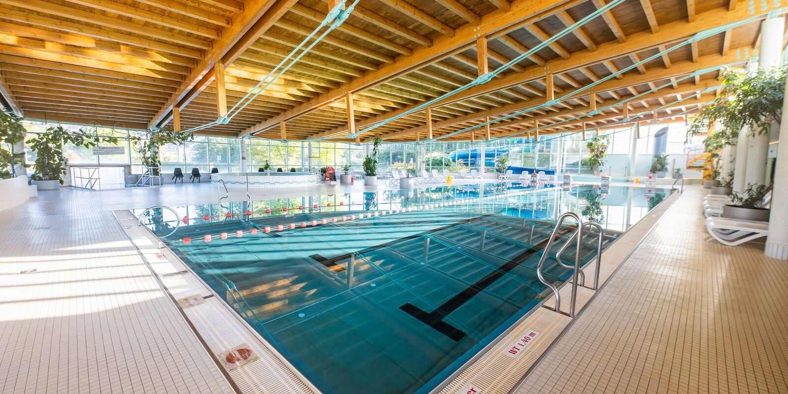 Schwimmbecken im Inselbergbad Brotterode-Trusetal