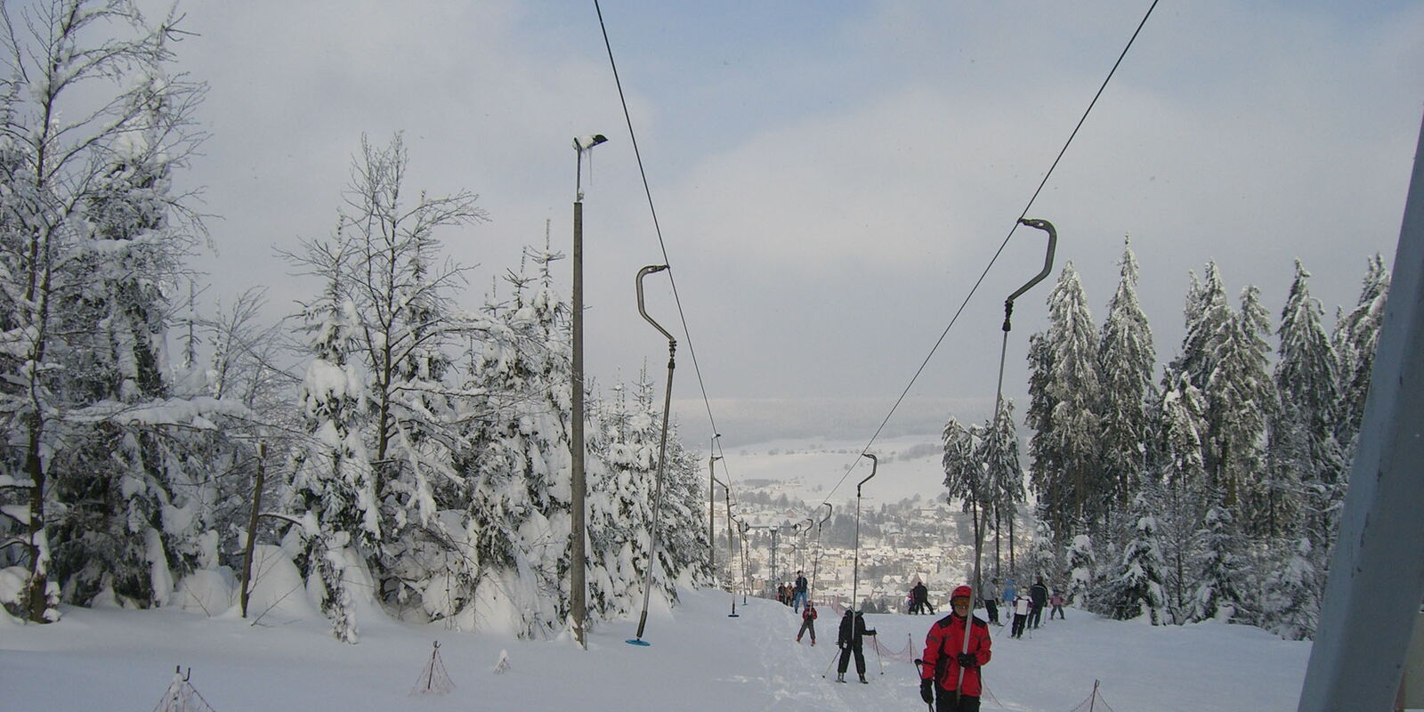 KInder am Abfahrtshang im Schnee