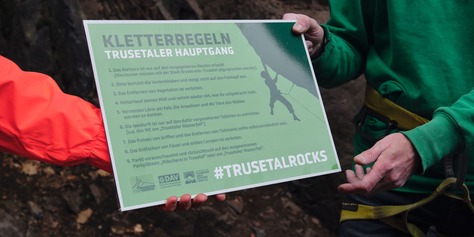 Schild mit den Kletterregeln im Bouldergebiet Trusetaler Hauptgang