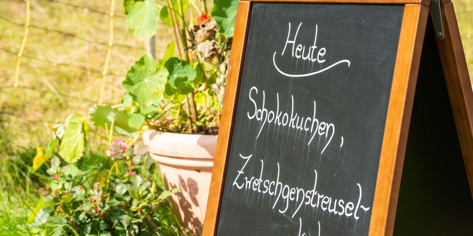 Aufsteller mit Kuchenangebot