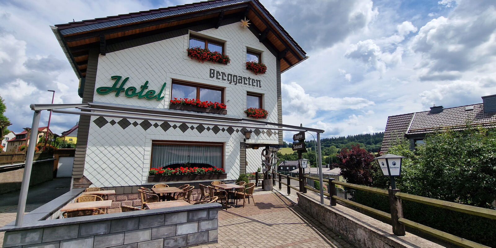 Hotel Berggarten mit Sitzmöglichkeiten im Aussenbereich